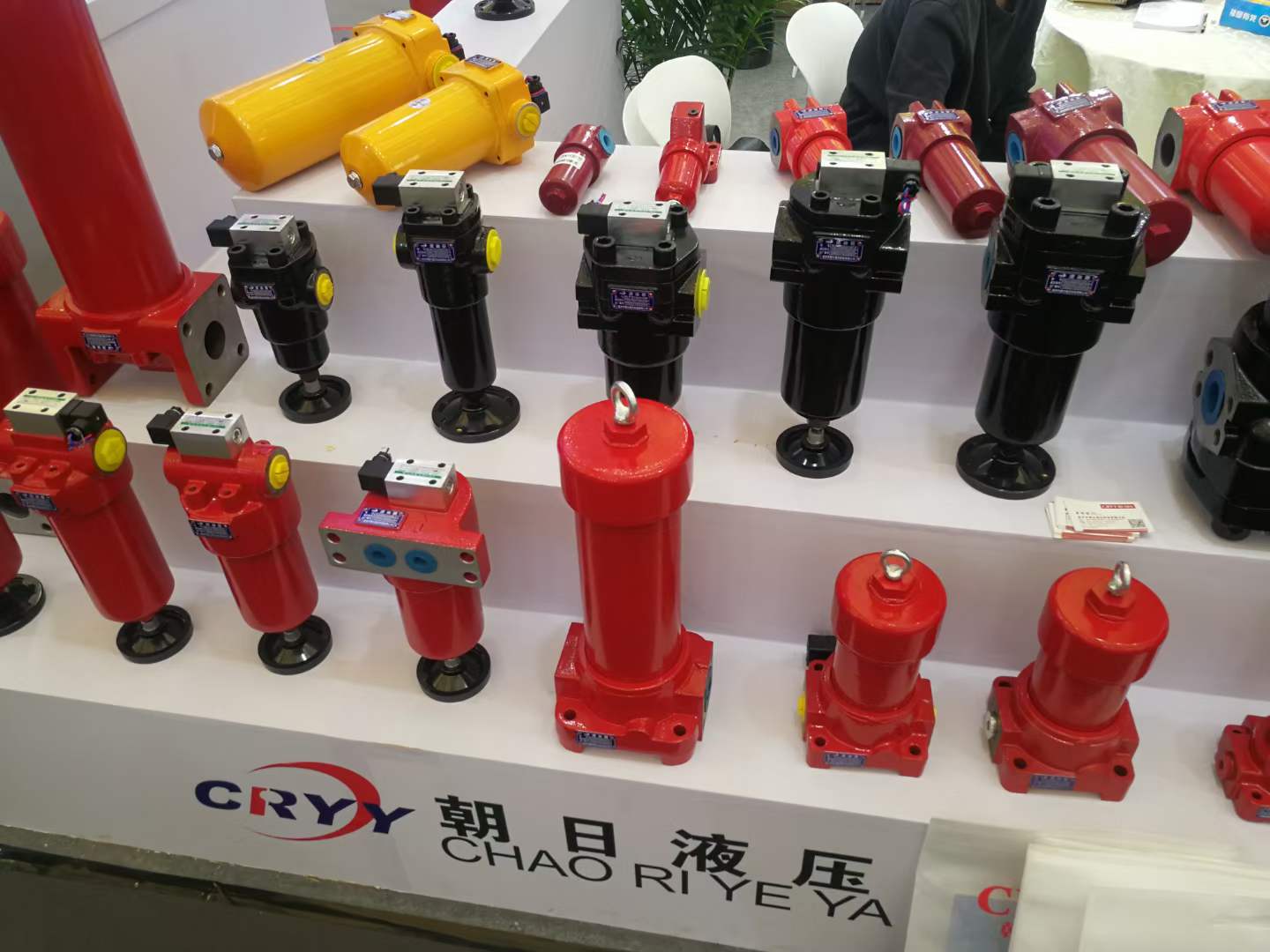 在液壓系統(tǒng)中，絕大多數(shù)的故障都是因?yàn)橐簤河臀廴?，油液中混入雜質(zhì)等原因?qū)е碌摹Ｒ虼?，控制好液壓系統(tǒng)中油液污染程度，就基本可以保證系統(tǒng)正常穩(wěn)定的運(yùn)行。要防止液壓系統(tǒng)中油液污染，一方面要防止外部雜質(zhì)進(jìn)入液壓系統(tǒng)內(nèi)，另一方面選擇合適的液壓油過濾裝置，做好液壓油過濾。